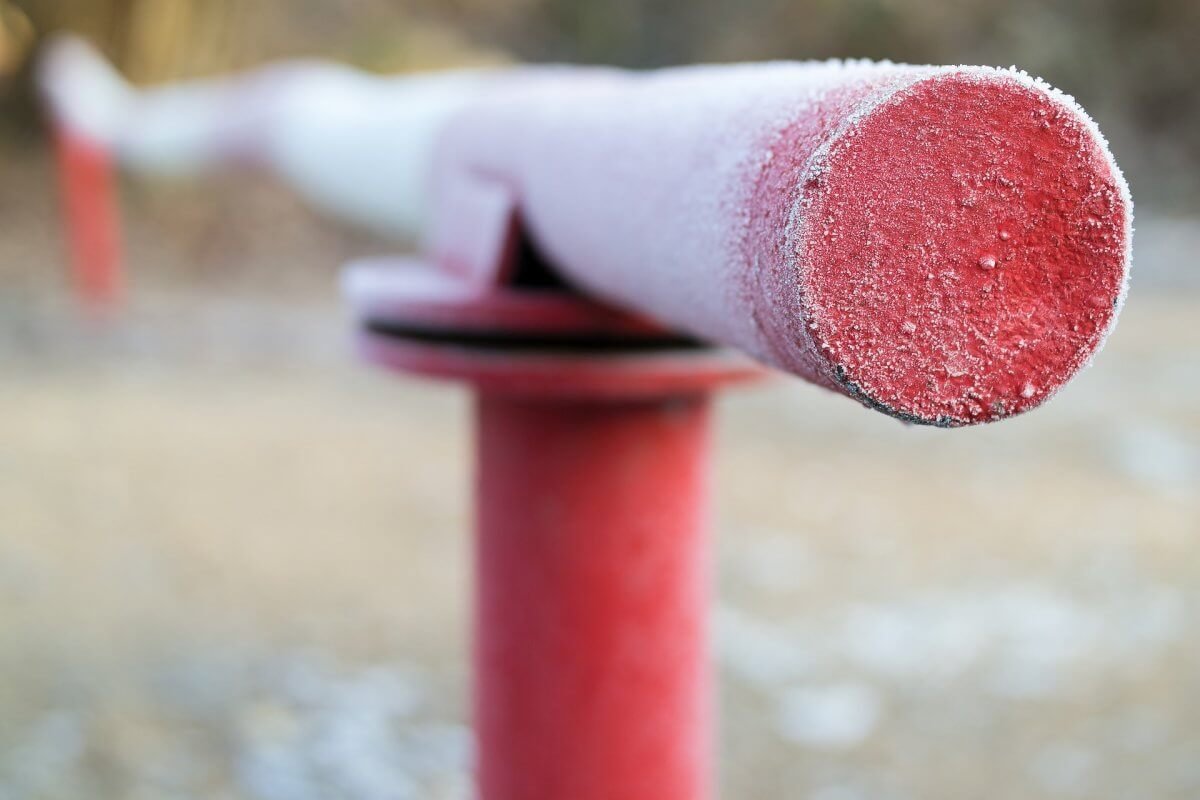 Мужчина с ножом пытался прорваться через блокпост в Алматы