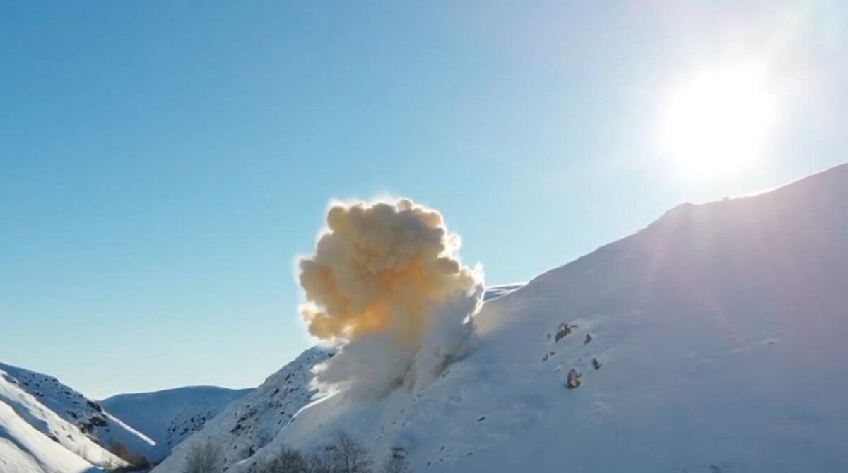 Лавину спустили на автодороге Алматы-БАО (ВИДЕО)