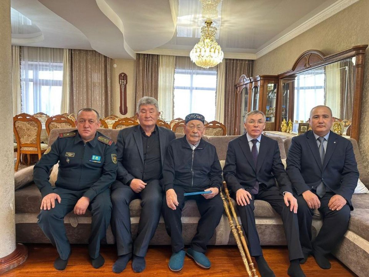 78 внуков и бата для солдат: алматинский фронтовик отметил 101-летие