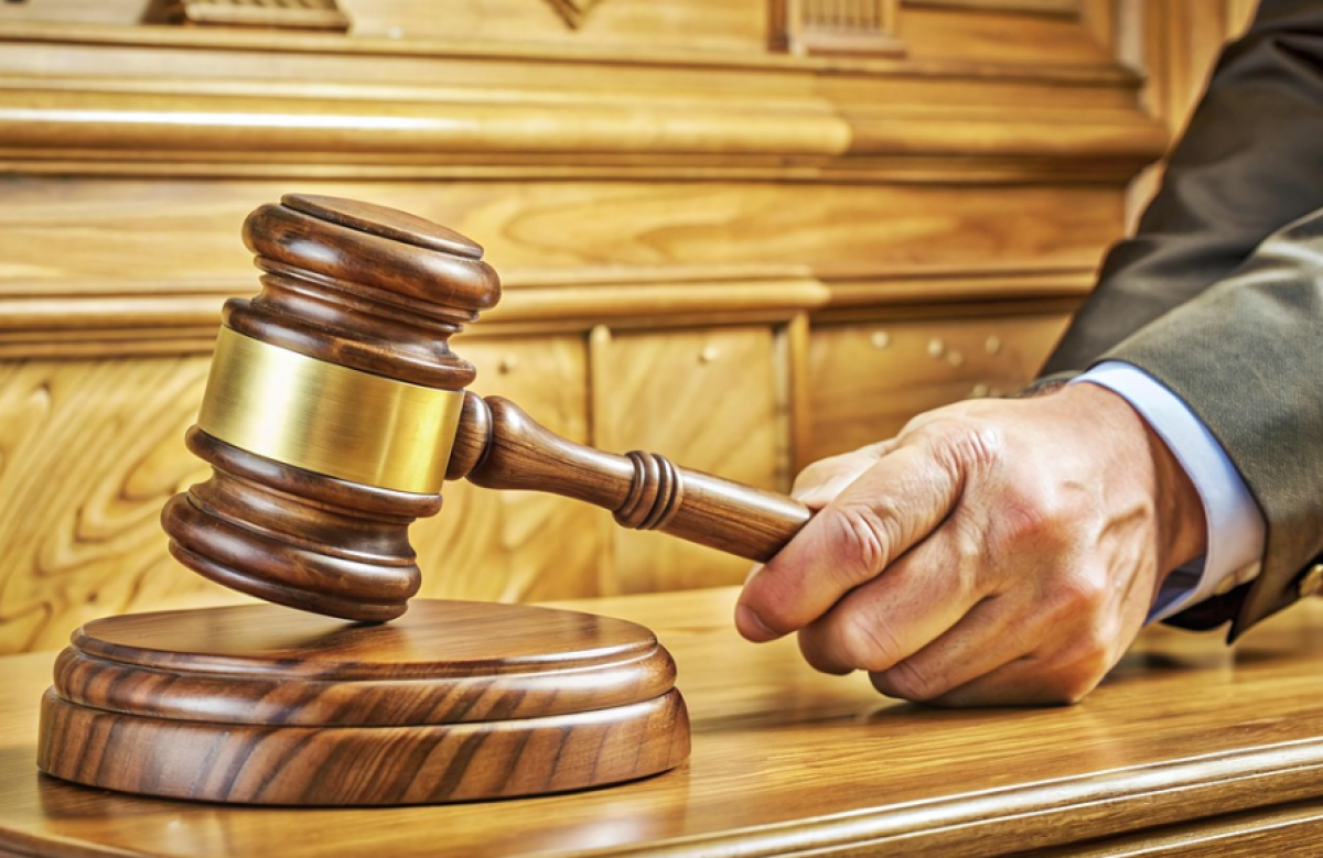 Четверо мужчин угрожали бизнесмену и сотруднику полиции в Алматы