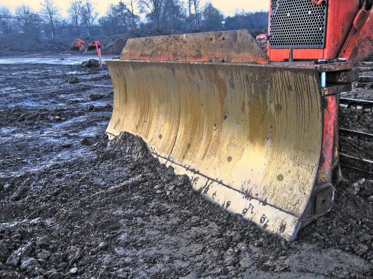 Экскаватор с водителем затонул в карьере Акмолинской области