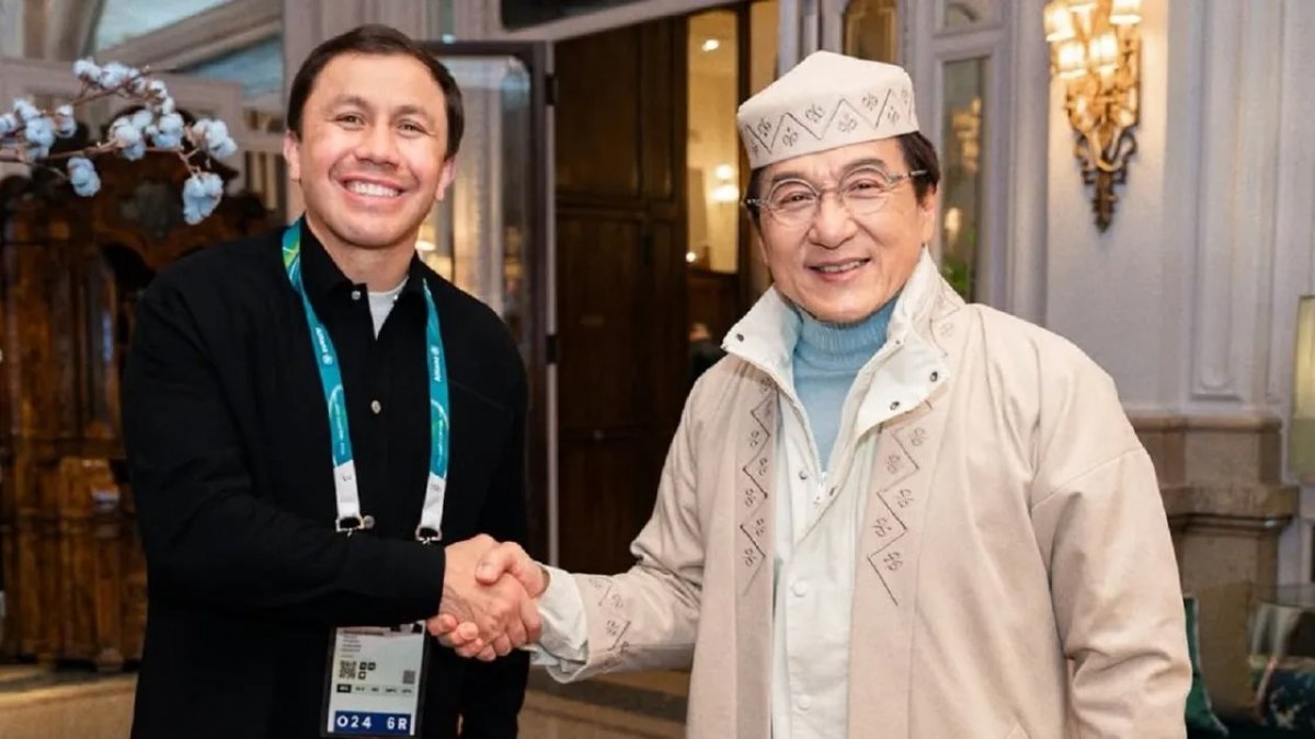 Джеки Чан в казахском чапане: встреча с Головкиным на Олимпиаде вызвала восторг