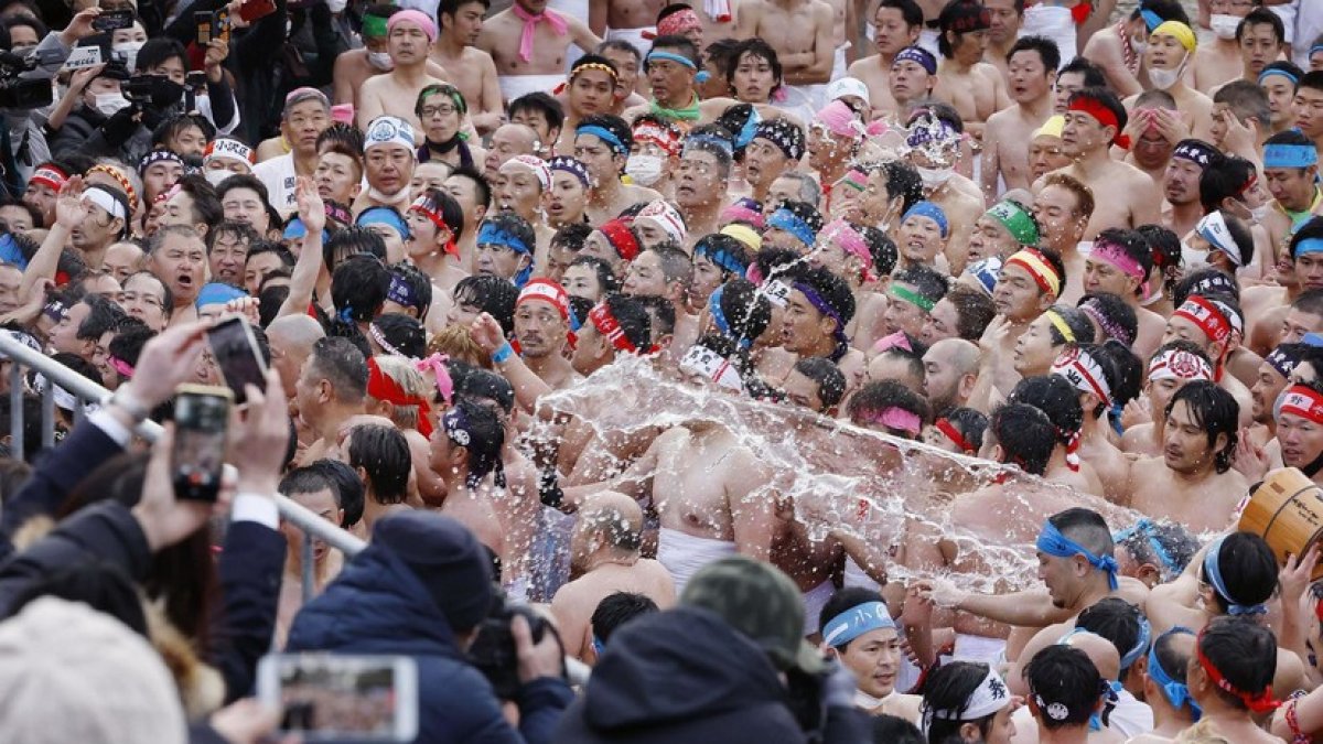 Давка на "голом фестивале" в Японии привела к травмам