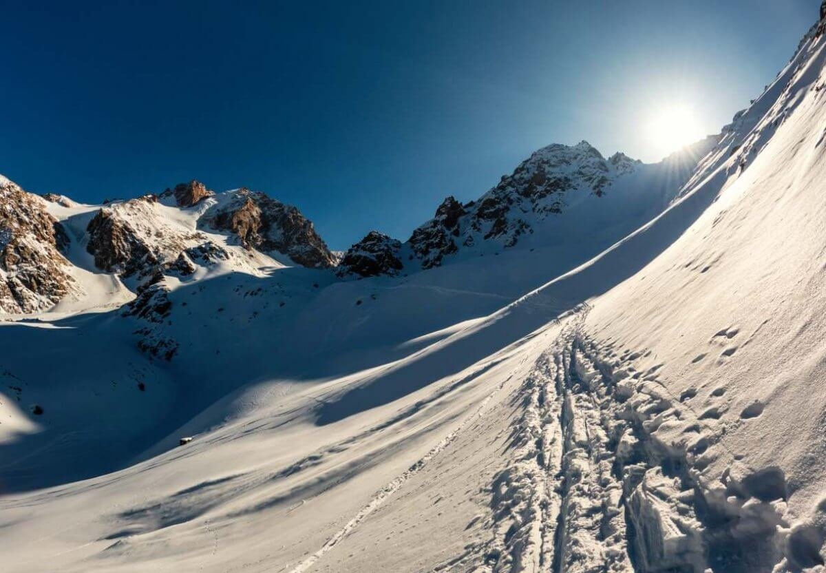 Повышенный уровень лавинной опасности сохраняется в горах Алматы