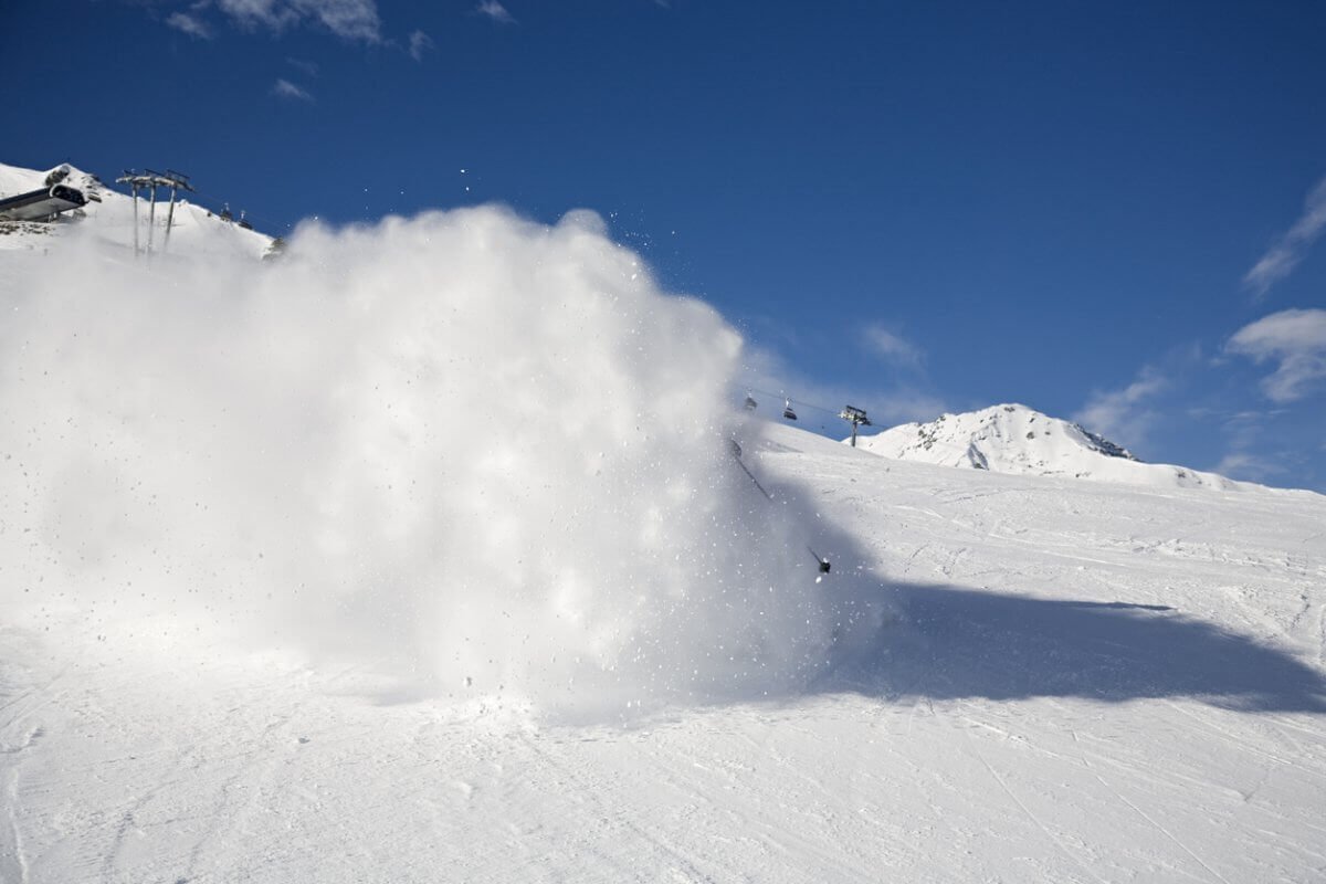 Один человек погиб в результате схода лавины в горах близ Алматы (ВИДЕО)