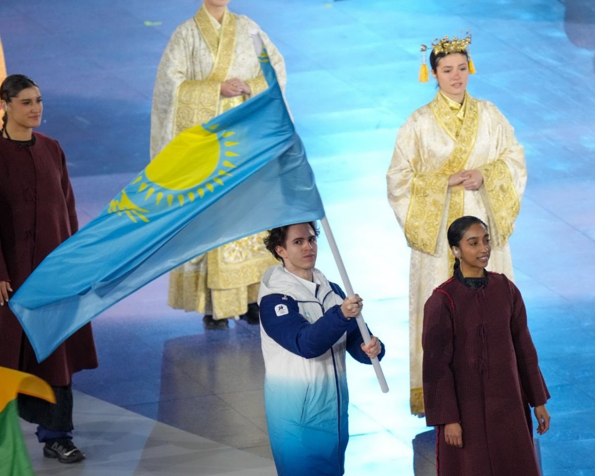 На церемонии закрытия Олимпийских игр флаг Казахстана пронес Михаил Шайдоров (ВИДЕО)