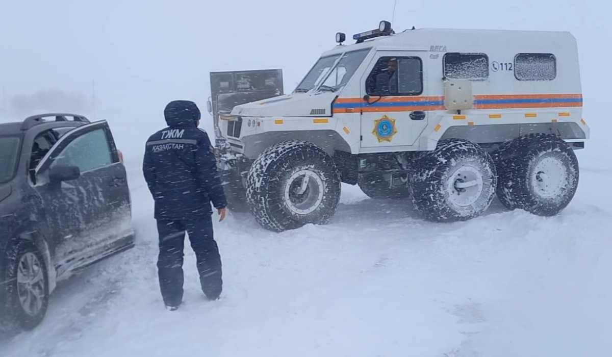 Вьюга смешала землю с небом