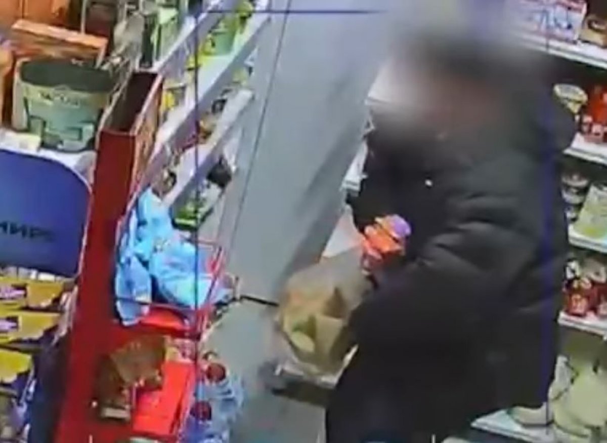 Астанчанин спрятал шоколад в брюки и попытался вынести из магазина