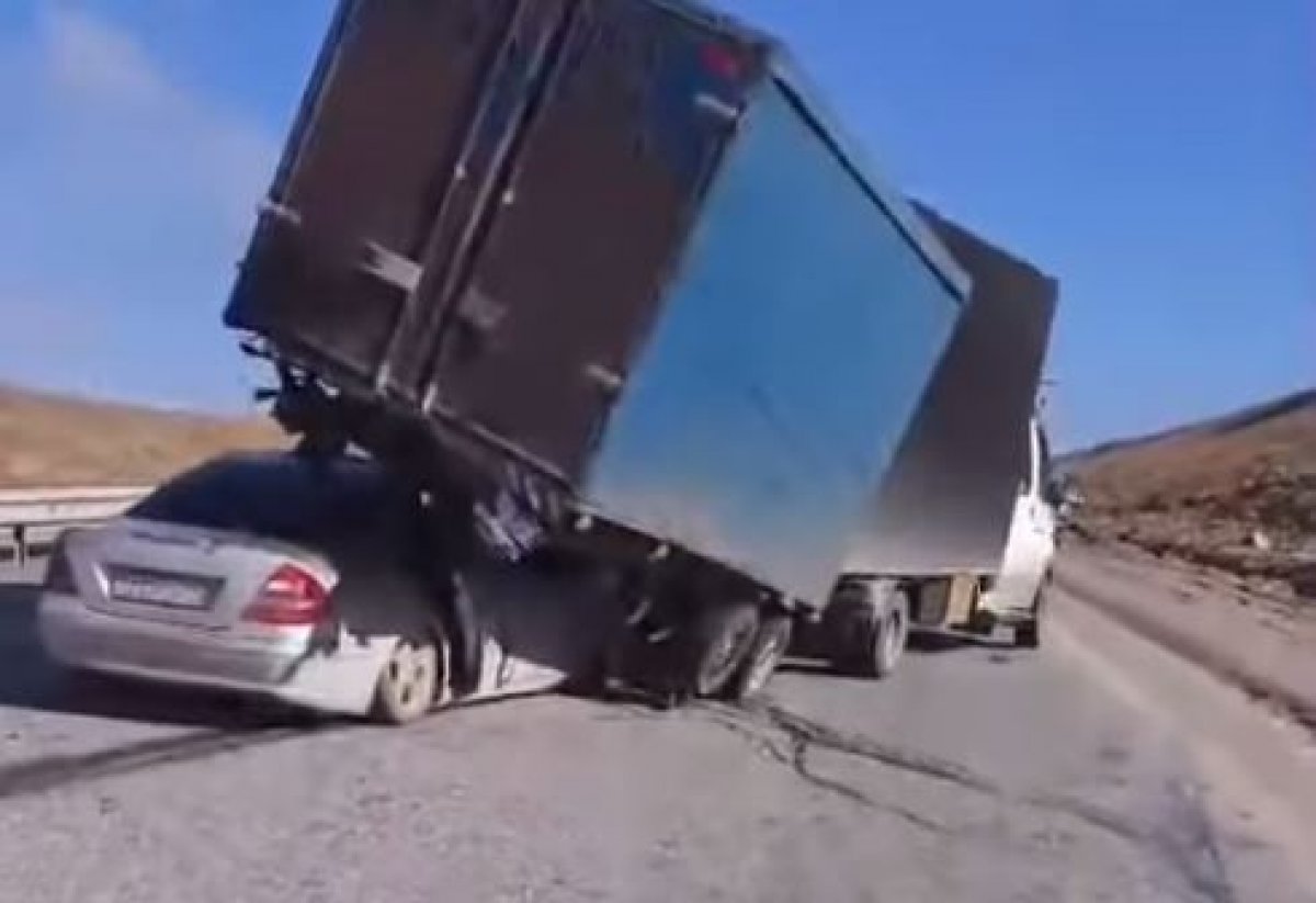 Автомобиль влетел под Газель в области Жетысу (ВИДЕО)