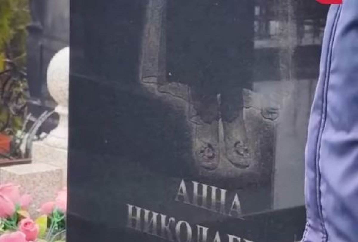 Женщина установила себе памятник на кладбище Бишкека при жизни