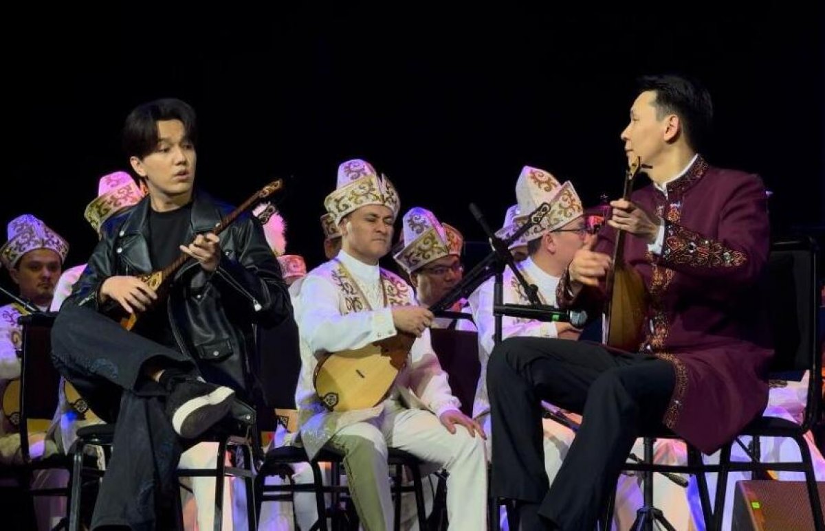 Димаш Кудайберген исполнил произведение на домбре в Алматы