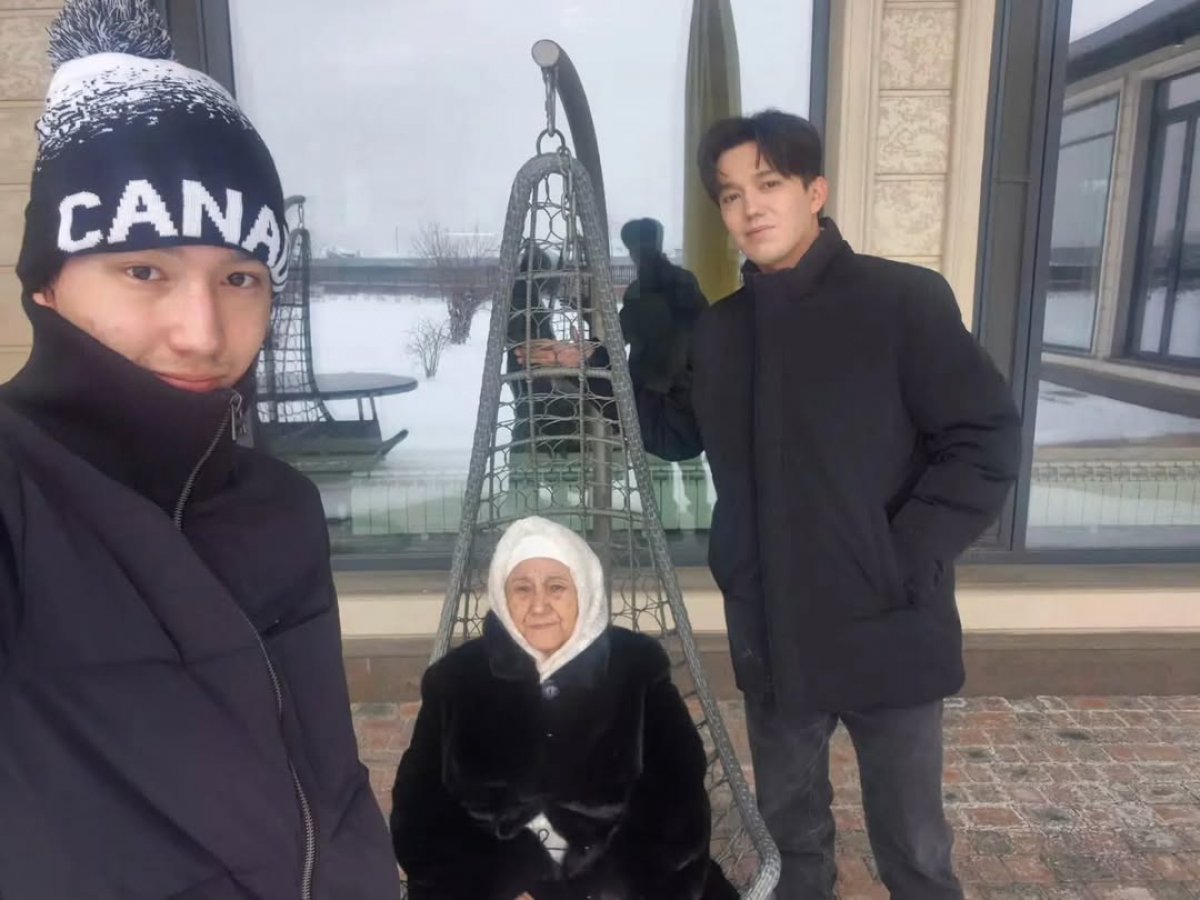 Димаш Кудайберген был замечен на прогулке в Алматы