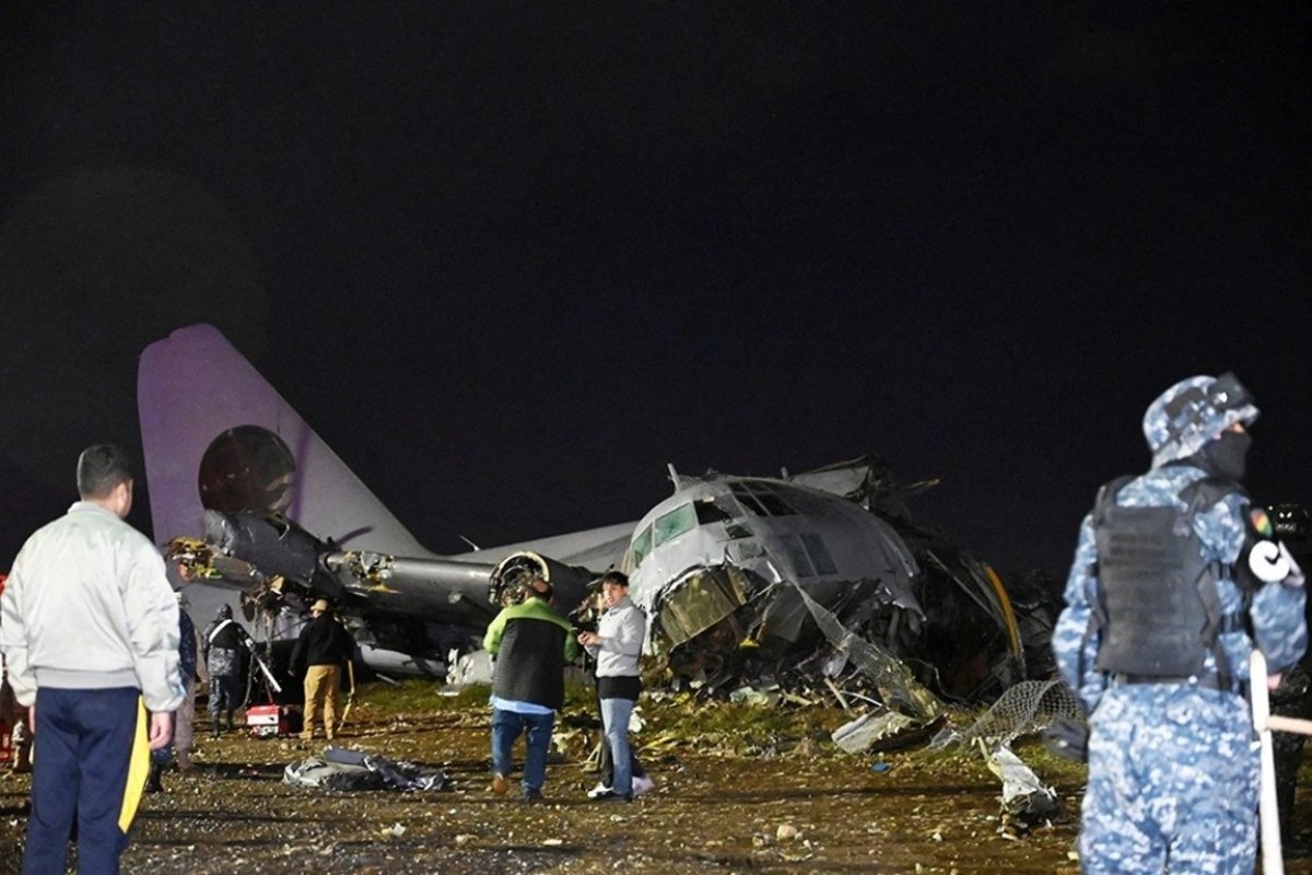 Самолет с деньгами рухнул в Боливии: 15 погибших, люди кинулись собирать купюры