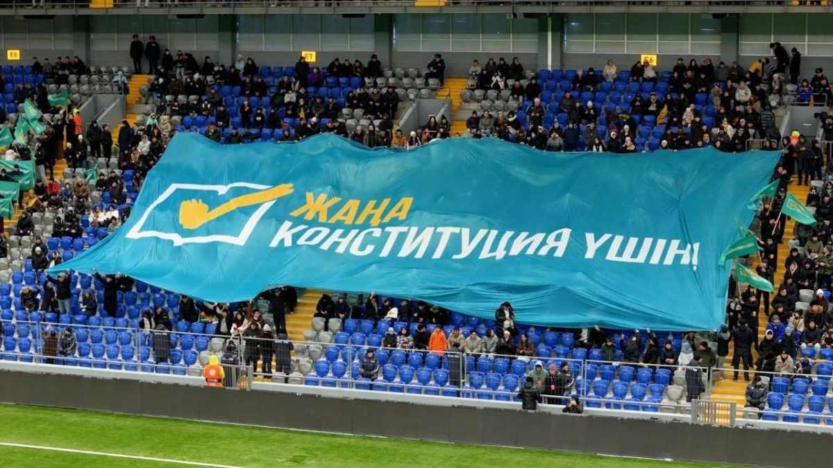 Акцию в поддержку конституционных реформ провели во время футбольного матча в Астане