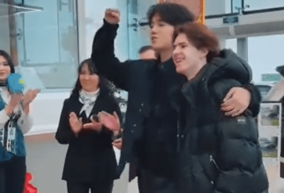 Димаш Кудайберген вручил чемпиону Олимпиады Михаилу Шайдорову автомобиль