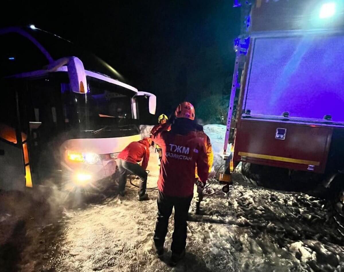 Туристический автобус застрял по дороге на "Медеу" в Алматы (ВИДЕО)