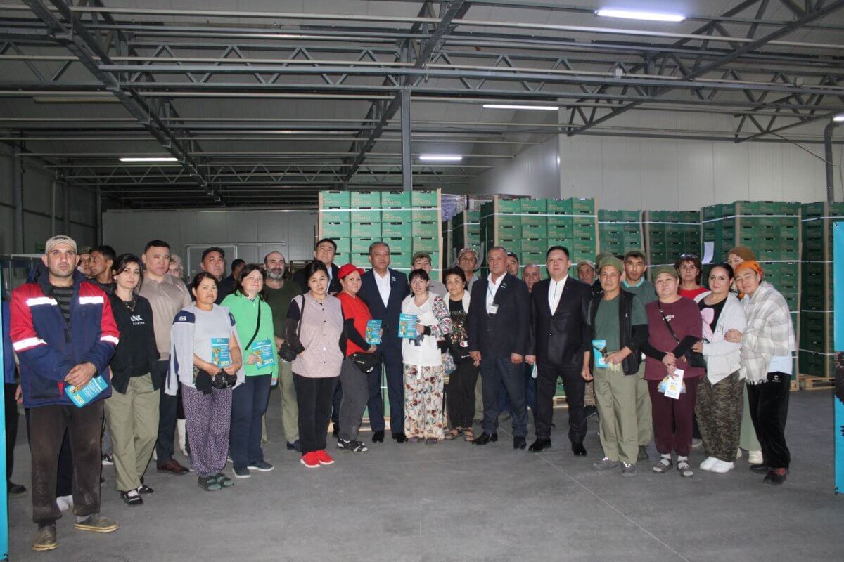 Члены коалиции встретились с коллективом тепличного комплекса "Green Land Alatau" в Алматинской области