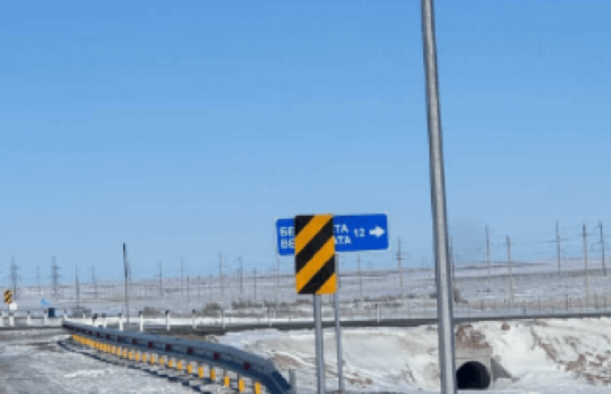 На трассе Балхаш – Караганда усилили крепления дорожных знаков после жалоб водителей