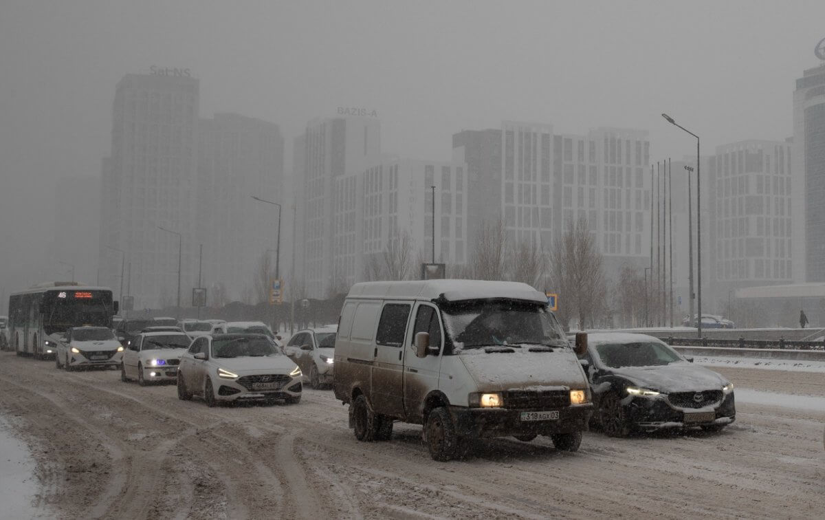 Дождь, снег, метель: штормовое предупреждение объявили в ряде регионов Казахстана