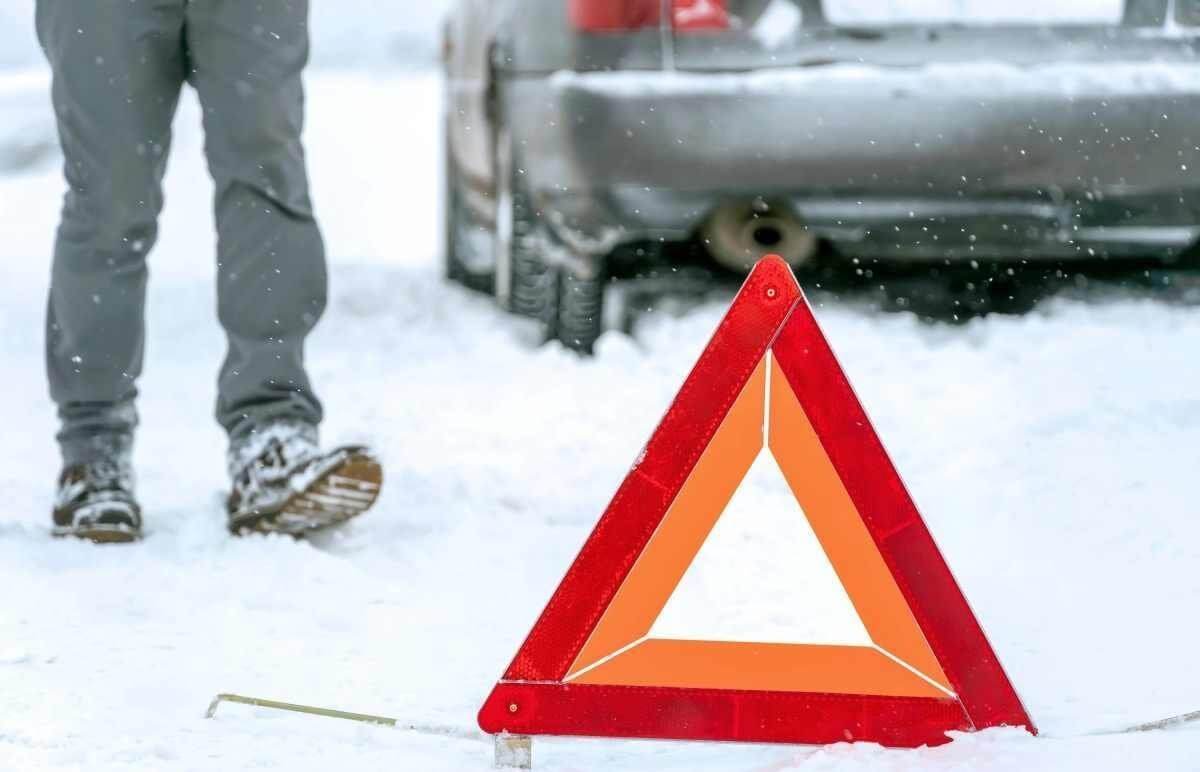 Автомобиль врезался в столб в результате ДТП в Усть-Каменогорске