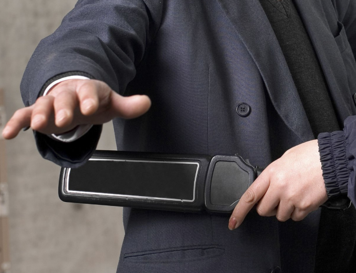 Женщина пришла в суд с клинком, спрятанным в трость