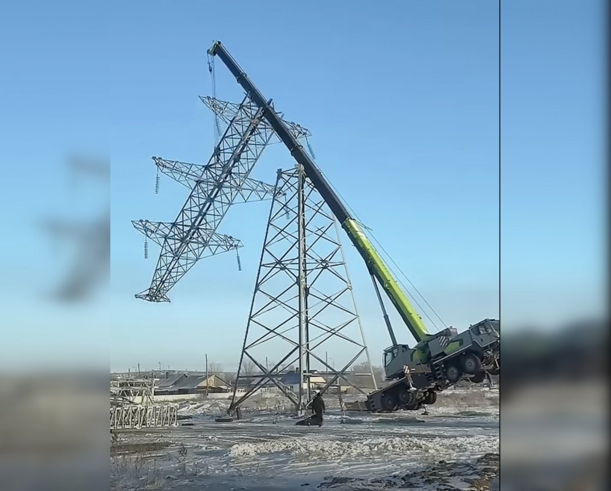Падающая опора подкинула в воздух подъемный кран в Караганде (ВИДЕО)