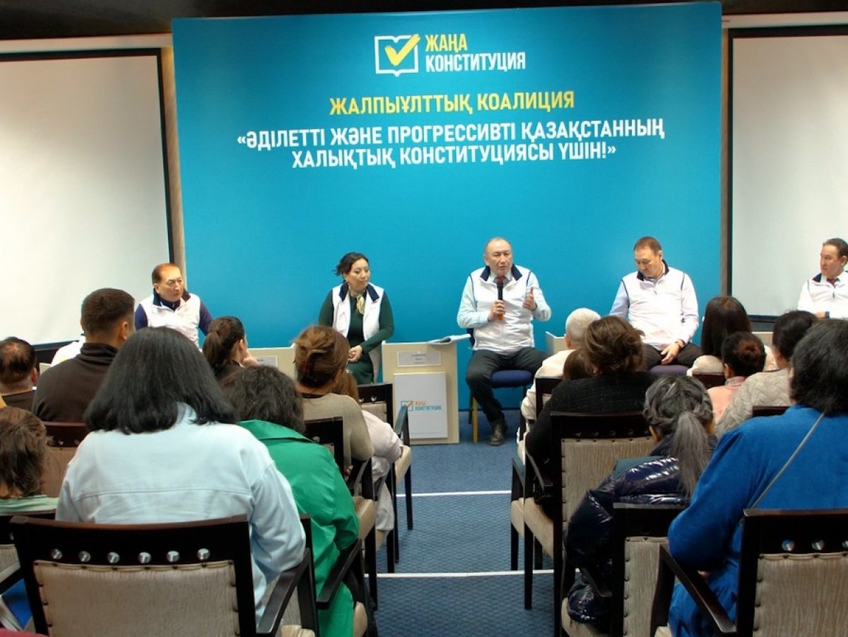 Коллективу “АСТ Астана социальных технологий” разъяснили проект новой Конституции