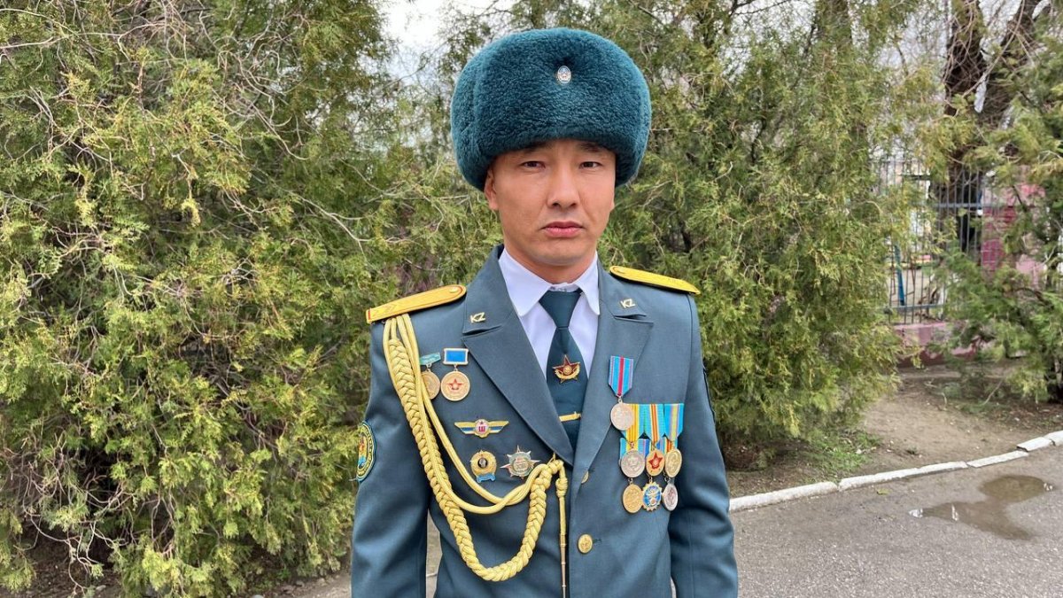 Военнослужащего наградили медалью за спасение людей при пожаре в Таразе