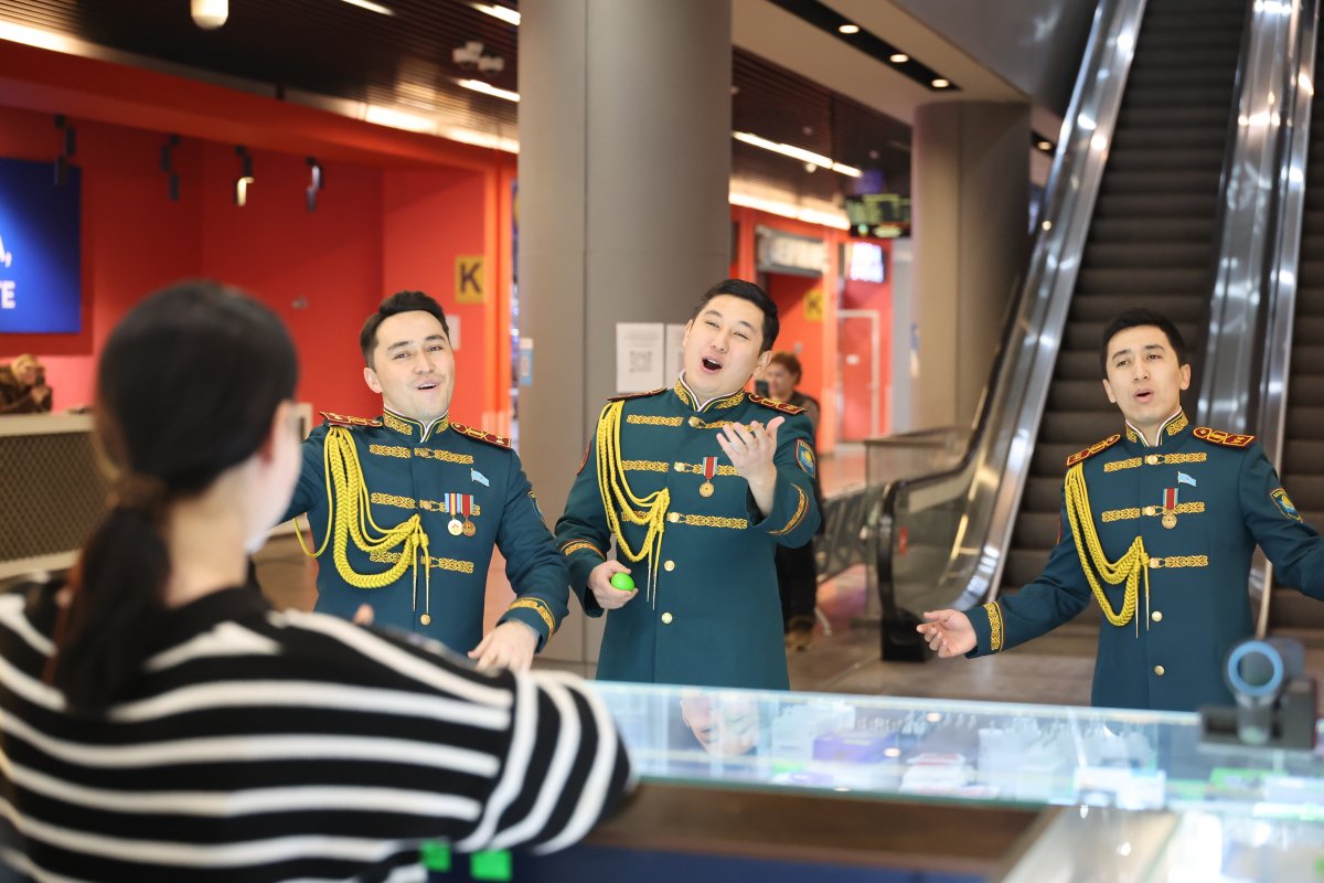 Песни и цветы в автобусах: мужской хор Нацгвардии устроил сюрприз женщинам Астаны