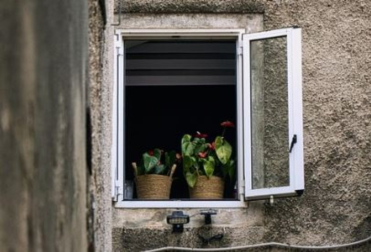 7-летний мальчик выпал из окна третьего этажа в Акмолинской области