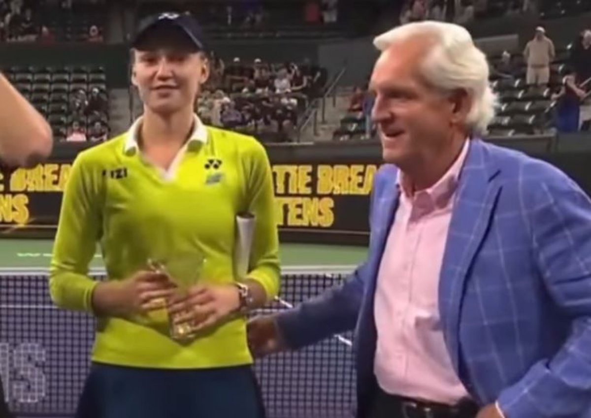 Рыбакина попала в неловкую ситуацию в США (ВИДЕО)