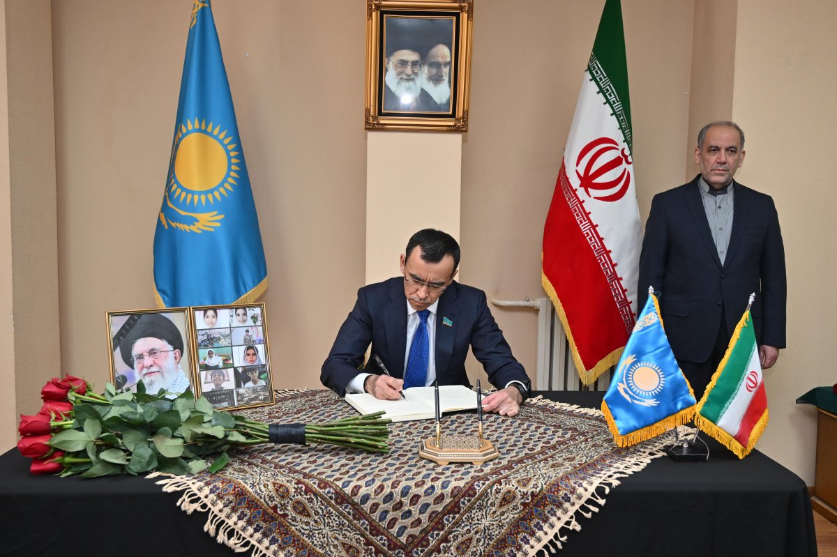 Маулен Ашимбаев оставил запись в книге соболезнований в посольстве Ирана