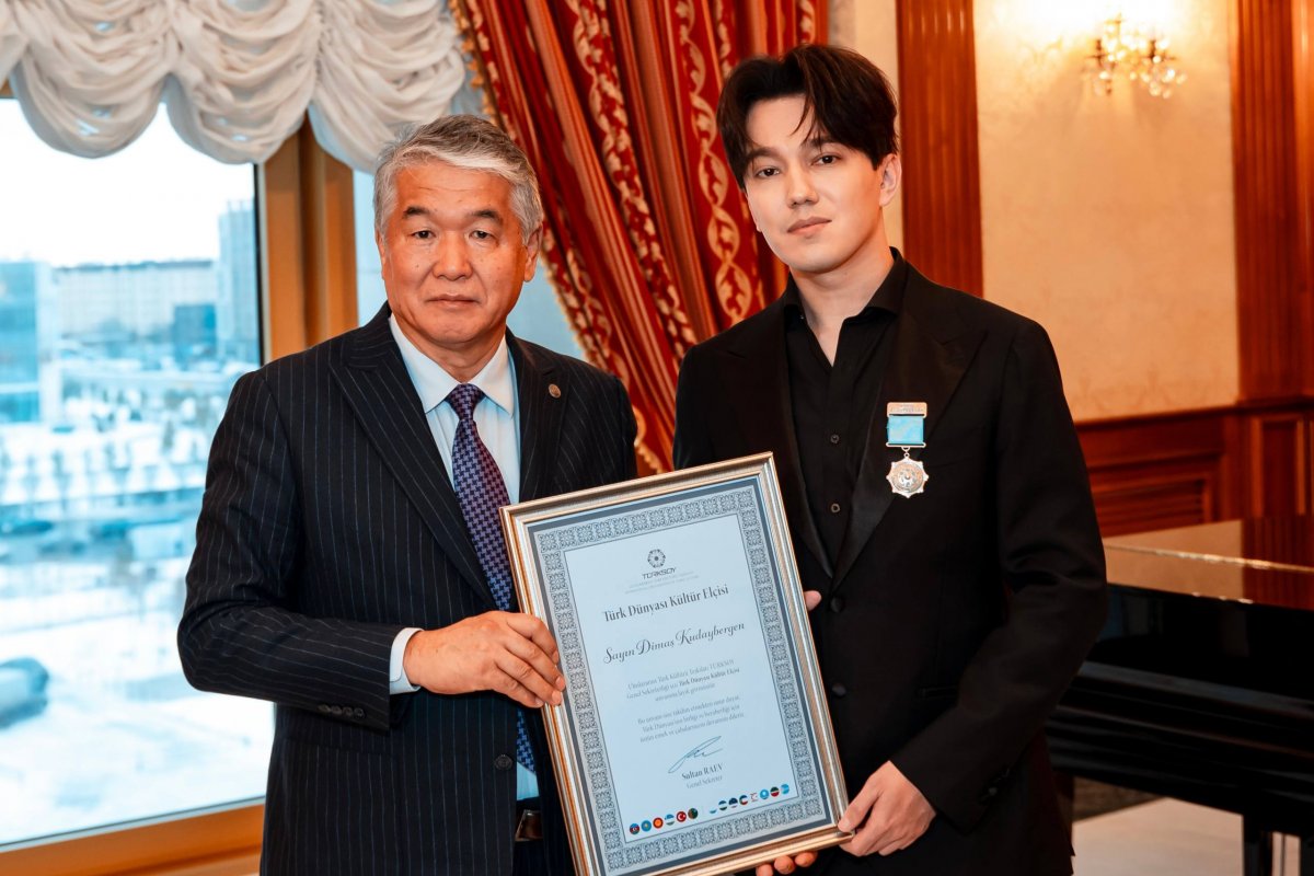 Димаш Кудайберген получил награду ТЮРКСОЙ за вклад в культуру тюркского мира