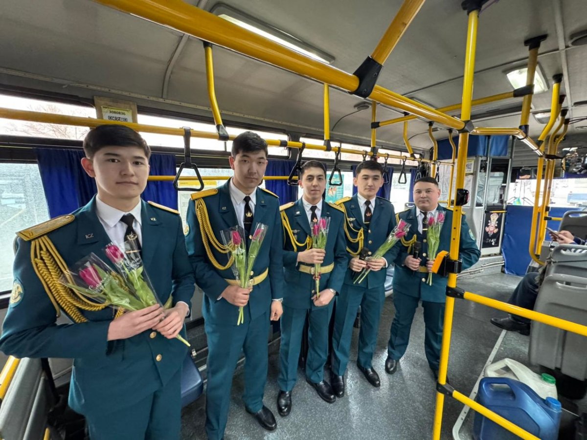 Военный оркестр выступил в общественном транспорте Усть-Каменогорска (ВИДЕО)