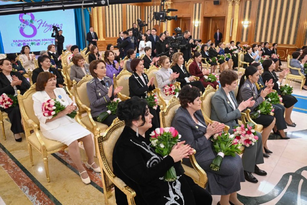 Токаев наградил женщин, самоотверженно трудящихся в различных сферах