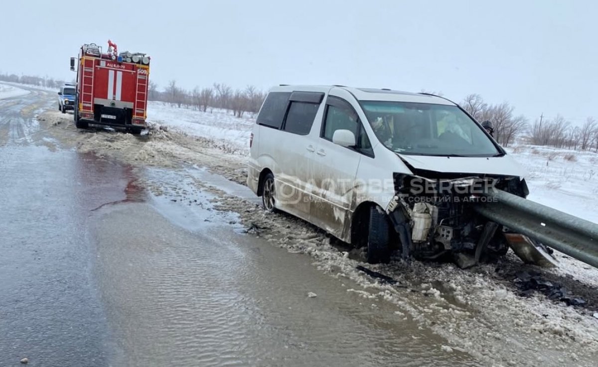 Дорожное ограждение насквозь прошило салон авто в результате ДТП в Актюбинской области