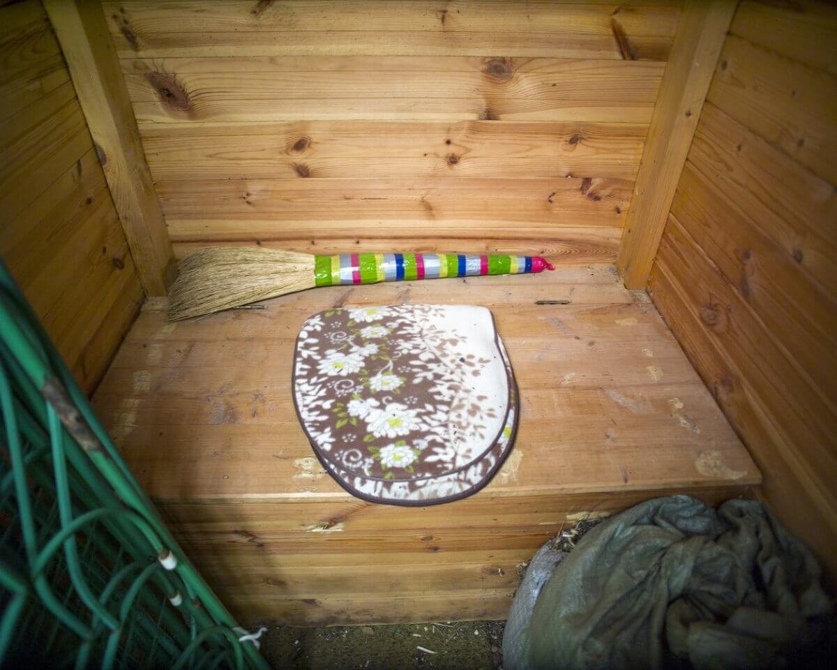 Маленький ребенок упал в уличный туалет в Туркестанской области (ВИДЕО)