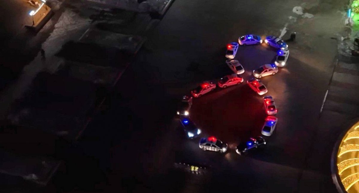 Полицейские выстроили из служебных авто восьмерку в Семее (ВИДЕО)