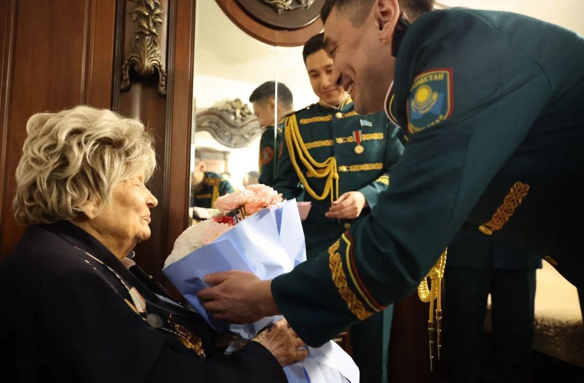 Военнослужащие Нацгвардии поздравили ветеранов труда с Международным женским днем