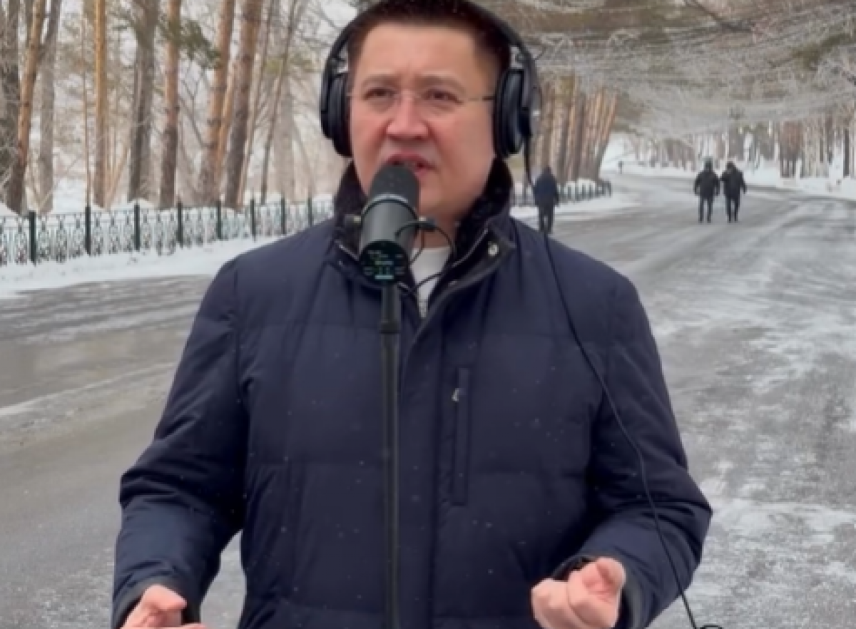 Аким Павлодарской области спел песню "Анашым" вместе с горожанами (ВИДЕО)