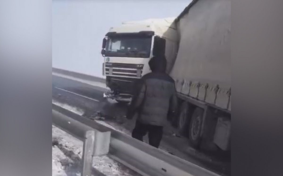 Грузовики и ГАЗель столкнулись на трассе Актобе - Астрахань