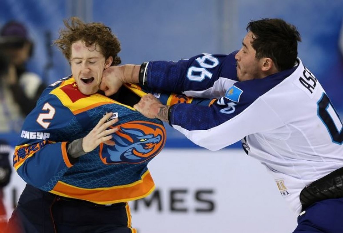 Нападающий ХК "Барыс" устроил драку в Китае (ВИДЕО)