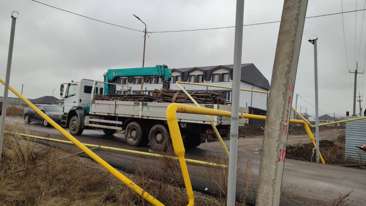 Грузовик повредил 150 метров газопровода в Алматы
