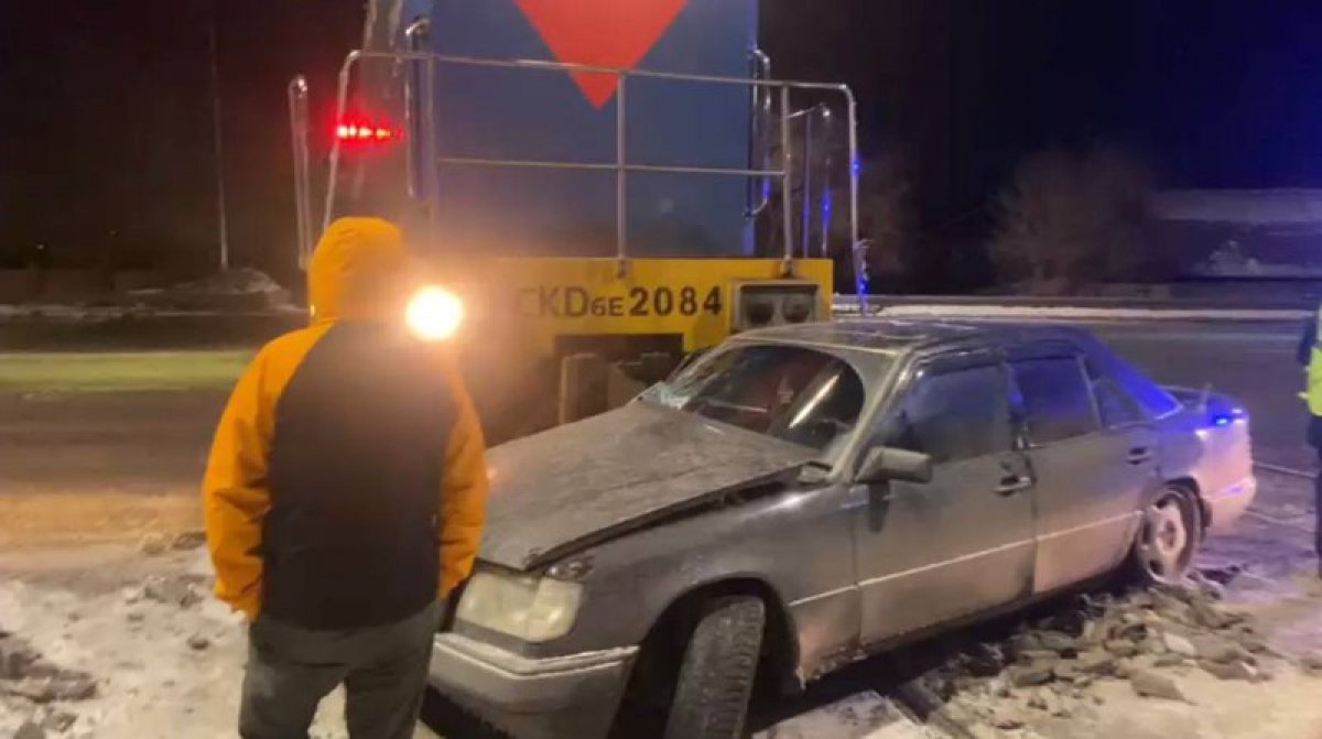 Локомотив протащил автомобиль на переезде в Семее