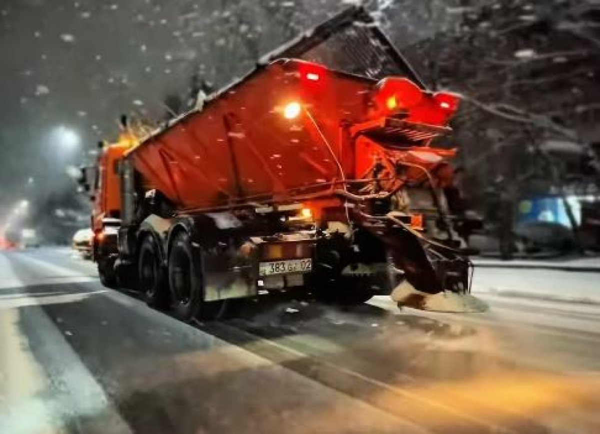 Зима не отступает: в Алматы снова туман и скользкие дороги