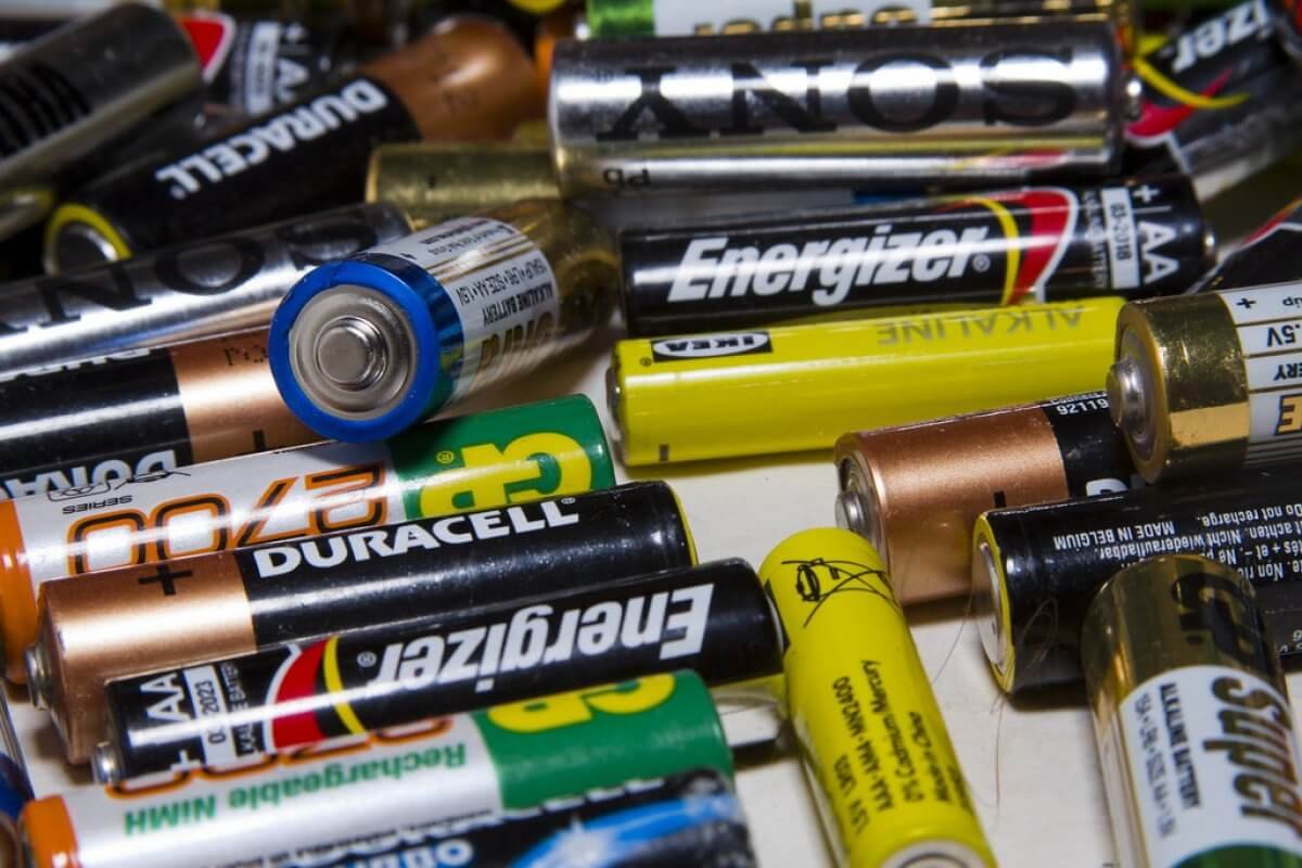 Женщина получила штраф в 8 миллионов тенге за выброшенные батарейки