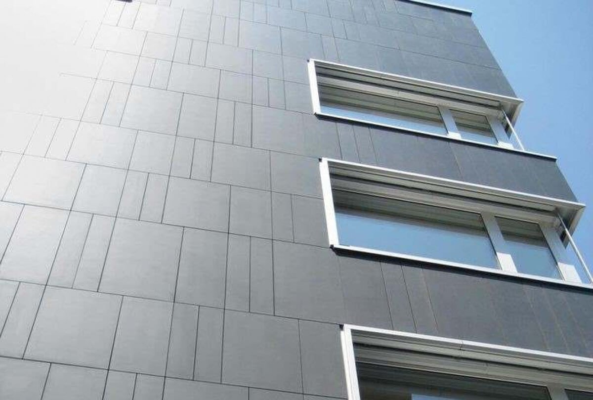 Утеплитель рухнул на землю с ЖК из-за сильного ветра в Астане (ВИДЕО)