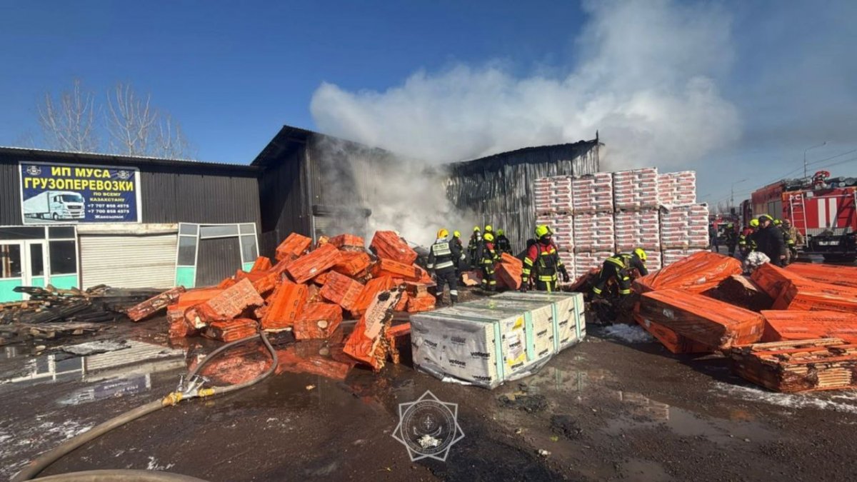 Крупный пожар произошел на барахолке в Алматы