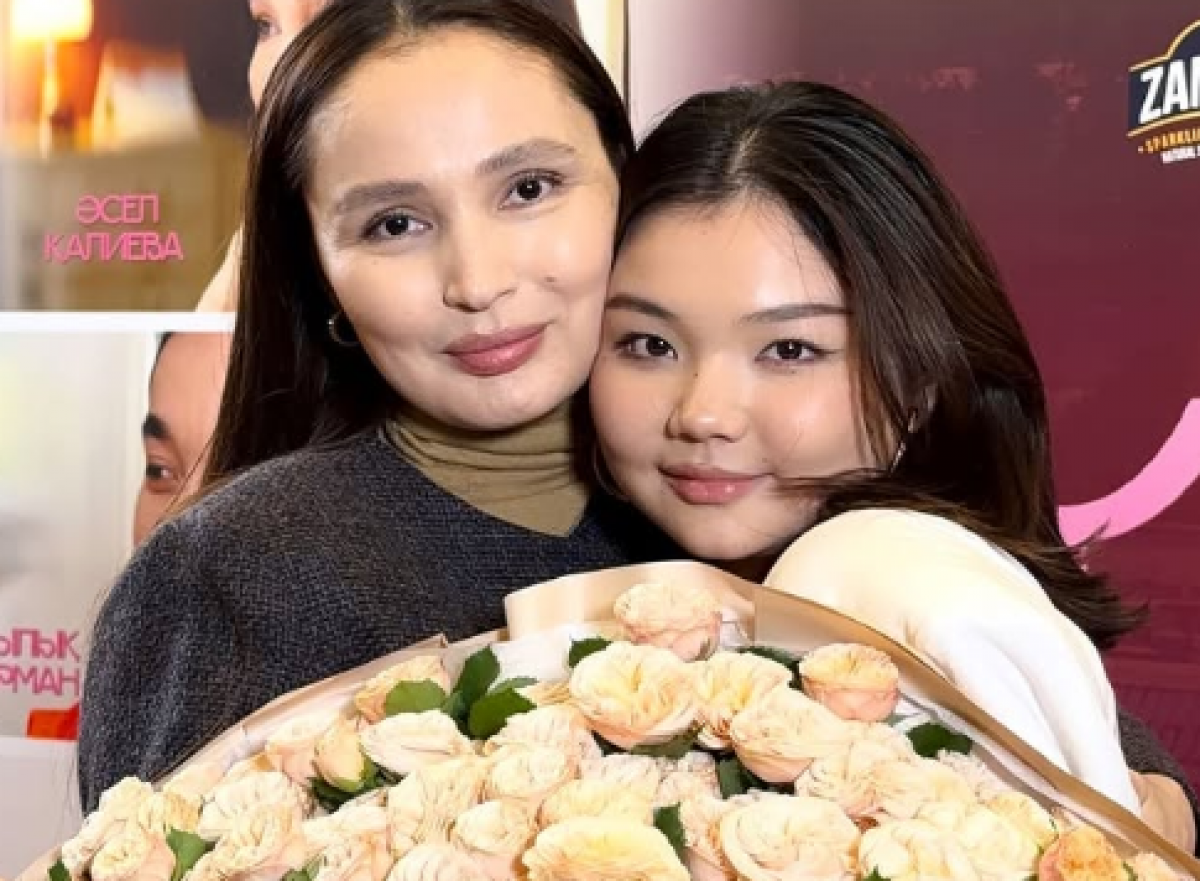 Жулдыз Абдукаримова поддержала дочь на премьере фильма (ВИДЕО)