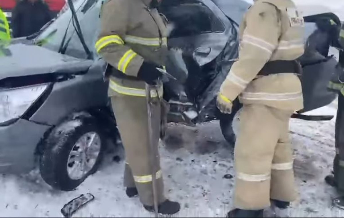 Автомобиль влетел в столб в Карагандинской области (ВИДЕО)